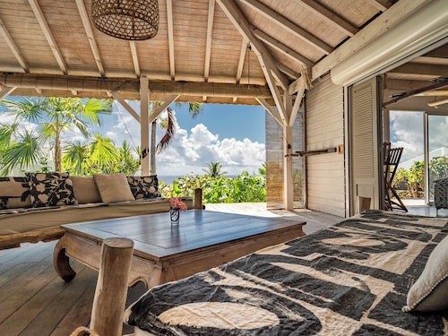 Détente absolue à la villa Lakaz avec terrasse spacieuse avec piscine privée.