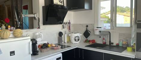 雪櫃、微波爐、焗爐、爐具