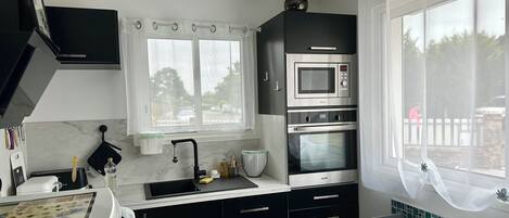 ثلاجة، ميكروويف، فرن، موقد طهي مسطح