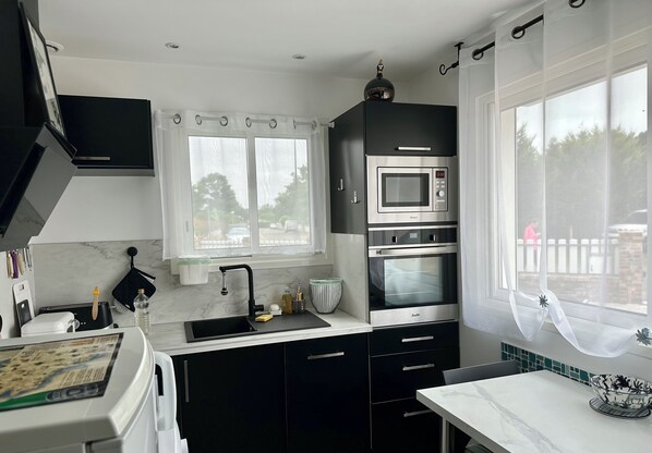 Kühlschrank, Mikrowelle, Ofen, Herdplatte