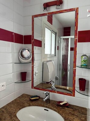 Douche, sèche-cheveux, serviettes fournies, savon