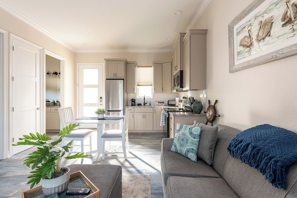 Smart TV, books - Private Home -Brand New - 6 Miles to local Beach! (Englewood)