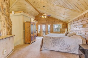 3 عدّة غرف نوم وخزنة داخل الغرفة ومكتب ومكواة/لوح كي