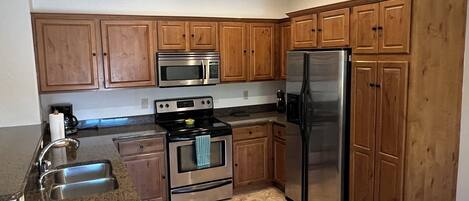 Frigorífico, microondas, horno y placa de cocina