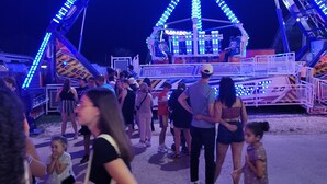 A Ferris wheel with blue lights at a fairground. - 1 Bedroom Private vacation home in La Seyne-sur-Mer (La Seyne-sur-Mer)