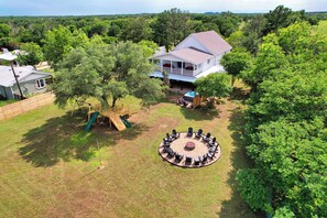 Outdoor dining - Hot Tub, Speakeasy, Tree House, Arcade Games, Outdoor Games, Fire pit, Farmstay (Glen Rose)