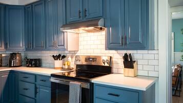 ثلاجة، ميكروويف، فرن، موقد طهي مسطح