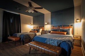 5 bedrooms, desk, iron/ironing board, travel crib - Hot Tub, Speakeasy, Tree House, Arcade Games, Outdoor Games, Fire pit, Farmstay (Glen Rose)