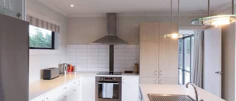 Fridge, oven, stovetop, dishwasher