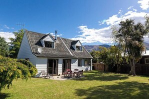 Exterior - Quintessentially Kiwi on Aubrey (Wanaka)