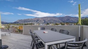 Outdoor dining - Allenby Mt. Iron Edge 2 Bedroom (Wanaka)