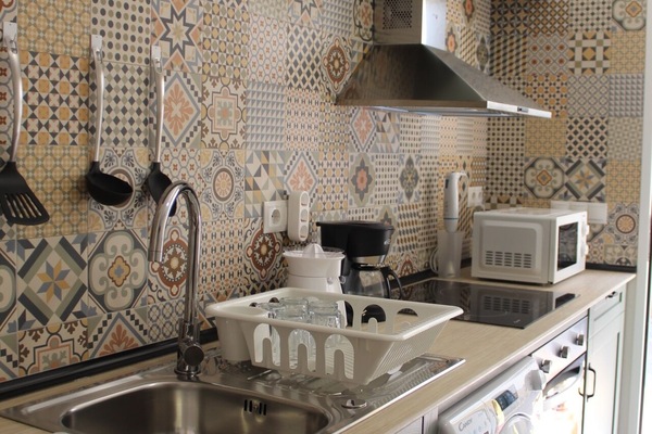 Microones, forn, placa de cuina i cafetera i tetera