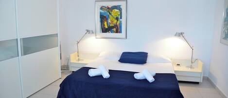 3 عدّة غرف نوم ومكواة/لوح كي وسرير سفر وواي فاي