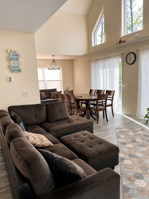 Smart TV, fireplace, table football, ping pong - Beautiful Chalet in The Hideout, Pet Friendly, Game Room (Hamlin)