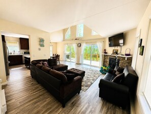 Smart TV, fireplace, table football, ping pong - Beautiful Chalet in The Hideout, Pet Friendly, Game Room (Hamlin)