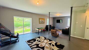 Smart TV, chimenea, futbolito y tenis de mesa