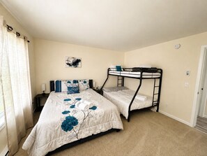 4 bedrooms, iron/ironing board, free WiFi, bed sheets - Beautiful Chalet in The Hideout, Pet Friendly, Game Room (Hamlin)