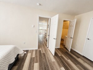 4 bedrooms, iron/ironing board, free WiFi, bed sheets - Beautiful Chalet in The Hideout, Pet Friendly, Game Room (Hamlin)