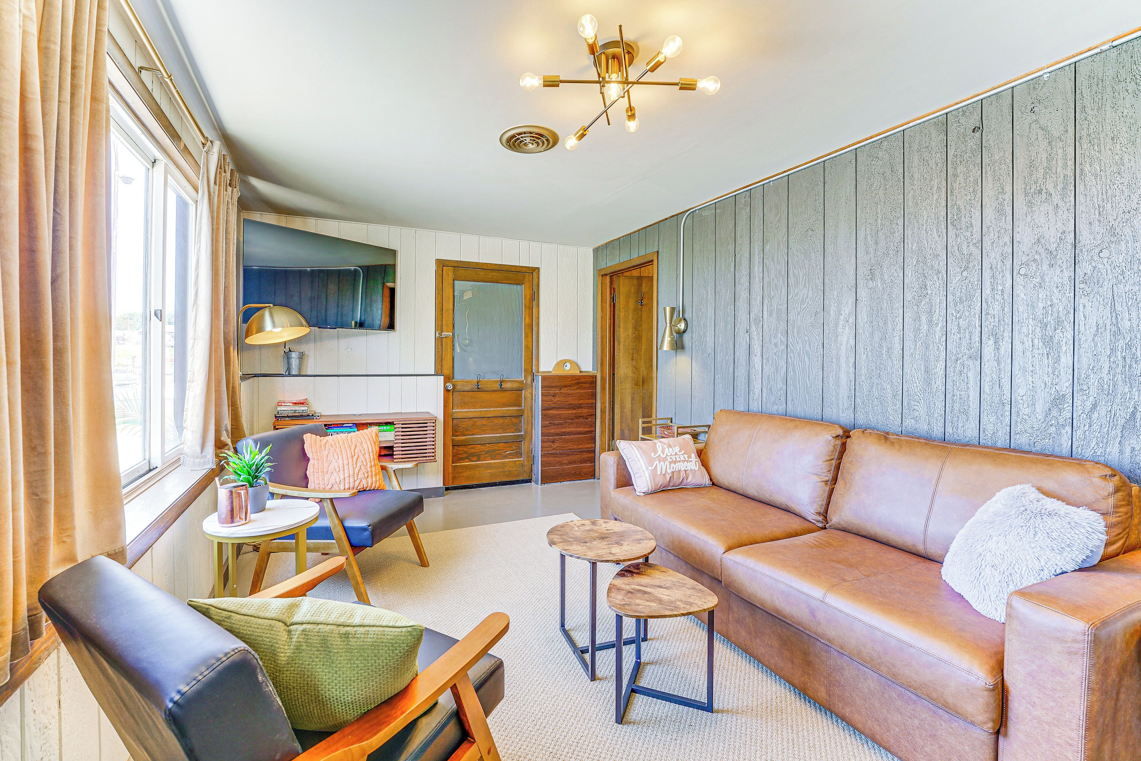 Waterfront Apt w/ Fire Pits: 2 Mi to Stearns Park!