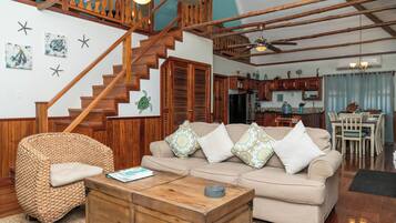 Villa estándar, balcón, vista a la playa | Área de sala de estar | Smart TV de 42 pulgadas con canales por cable y Netflix