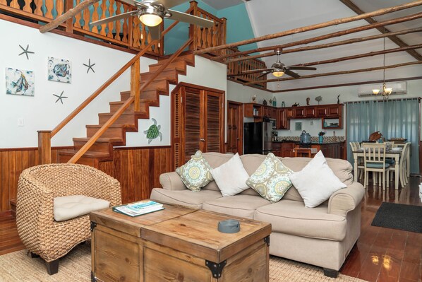 Villa estándar, balcón, vista a la playa | Área de sala de estar | Smart TV de 42 pulgadas con canales por cable y Netflix 