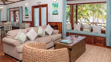 Vila Standar, balkon, pemandangan pantai | Area keluarga | Smart TV 42-inci dengan saluran TV kabel, Netflix, dan layanan streaming