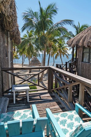 Villa estándar, balcón, vista a la playa | Balcón