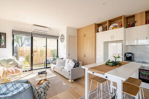 Smart-TV, Tischtennisplatte, Bücher, Arbeitsbereiche