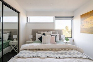 2 Schlafzimmer, Schreibtisch, Bügeleisen/Bügelbrett, Reisekinderbett