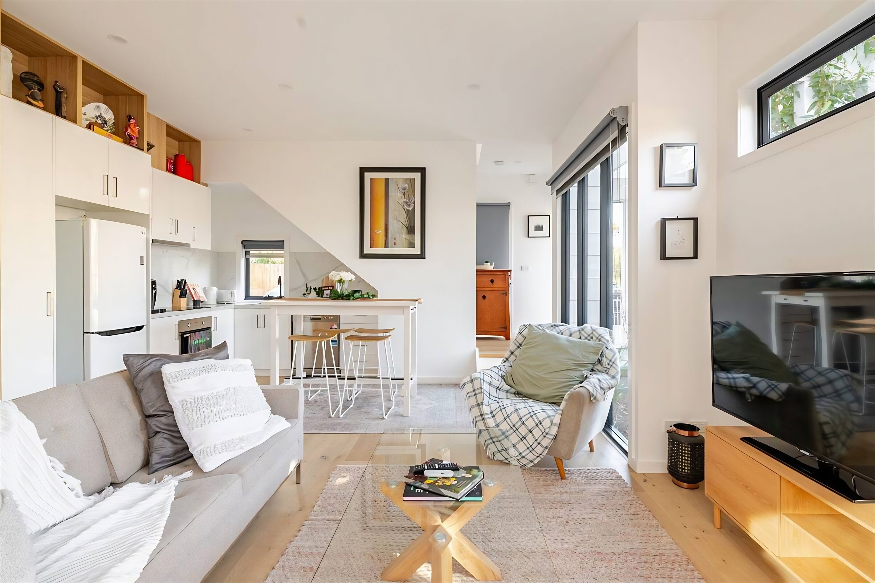 Smart TV, ping pong, books, offices