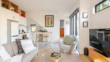 Smart TV, tavolo da ping pong, libri, studio