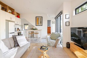 Smart-TV, Tischtennisplatte, Bücher, Arbeitsbereiche