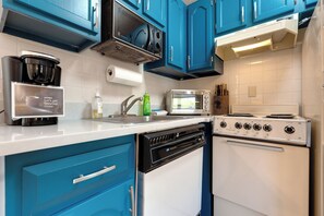 Fridge, microwave, oven, stovetop - Refreshing pool view condo at Nautical Mile resort Pool Tennis Courts (Wells)