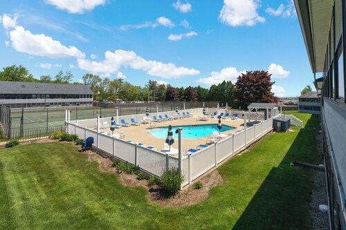 Refreshing pool view condo at Nautical Mile resort Pool Tennis Courts