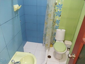 Towels, soap, toilet paper - DEPARTAMENTO 204 - HOSPEDAJE EDUCOL (Moyobamba)