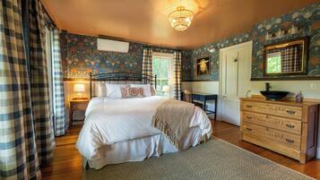 Un dormitorio con cama, cómoda y espejo.