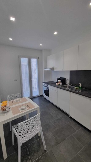 Fridge, oven, stovetop, coffee/tea maker - REPUBLIC ROOMS B&B (Bari)