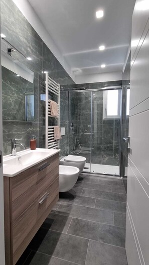Shower, hair dryer, bidet, towels - REPUBLIC ROOMS B&B (Bari)