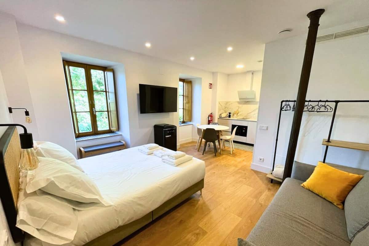 Studio, vue fleuve | Matelas mémoire de forme, décoration personnalisée