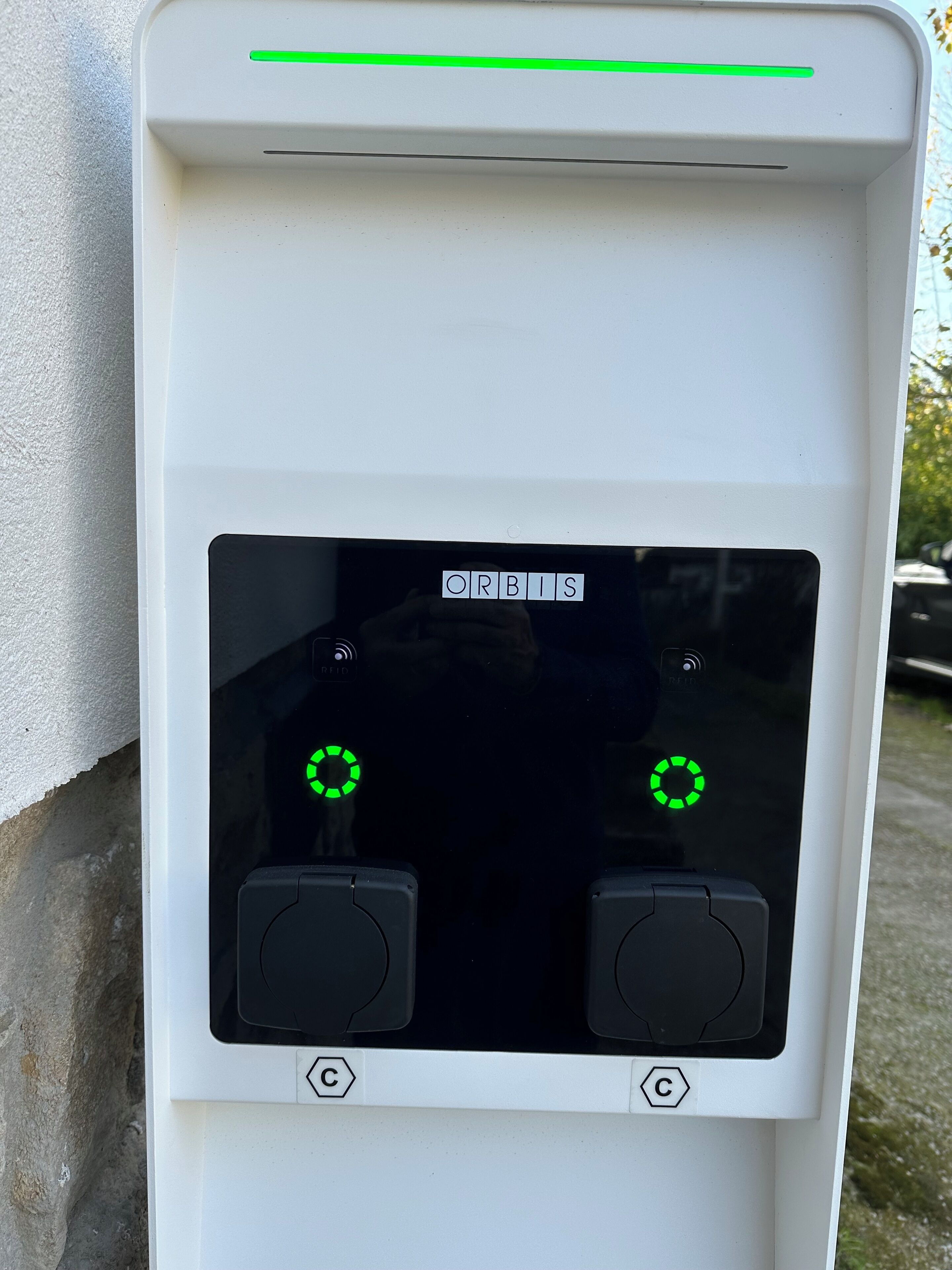 Una caja eléctrica blanca con dos interruptores negros y una etiqueta que dice 'ORBIS'.