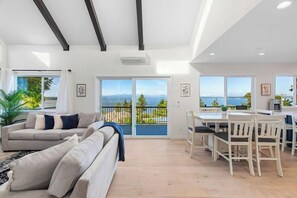 Hus – deluxe, utsikt mot innsjø | Spiseområde på rommet