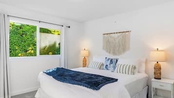 Deluxe House, Lake View | 4 bedrooms, iron/ironing board, free WiFi