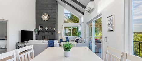 Deluxe House, Lake View | In-room dining