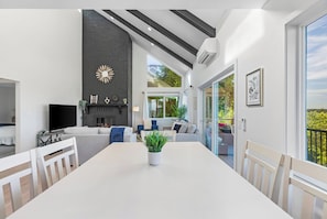 Maison Deluxe, vue lac | Restauration dans la chambre