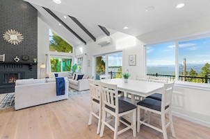 Deluxe House, Lake View | In-room dining