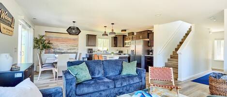 スマートテレビ、テレビゲーム、卓球台、書庫