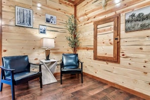 Interior - Laughing Fox (Sevierville)
