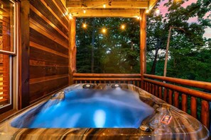 Outdoor spa tub - Laughing Fox (Sevierville)