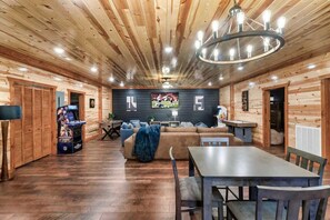 Interior - Laughing Fox (Sevierville)