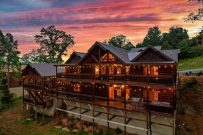 Exterior - Welcome to Laughing Fox Private Pool and Lodge!  (Sevierville)